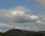 空飛ぶガメラ・・・雲？