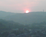 （まん丸のオレンジ色の太陽が西の山に沈む瞬間の写真です！）