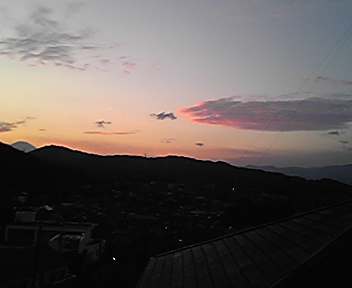 龍が獲物を咥えるところの雲