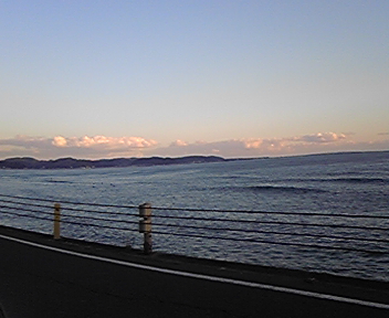 もうすぐ暗くなる前の海