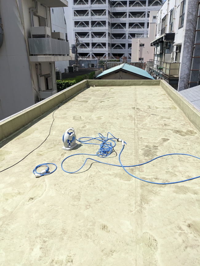 屋上排水溝清掃 Rooftop drain cleaning