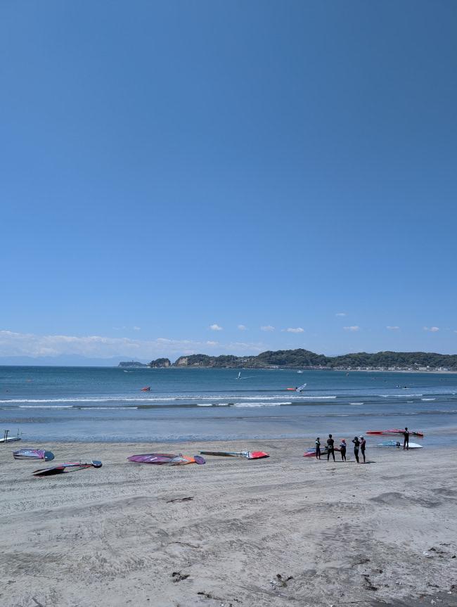 今日は強いオフショアのブローでした。 There were strong offshore gusts today.