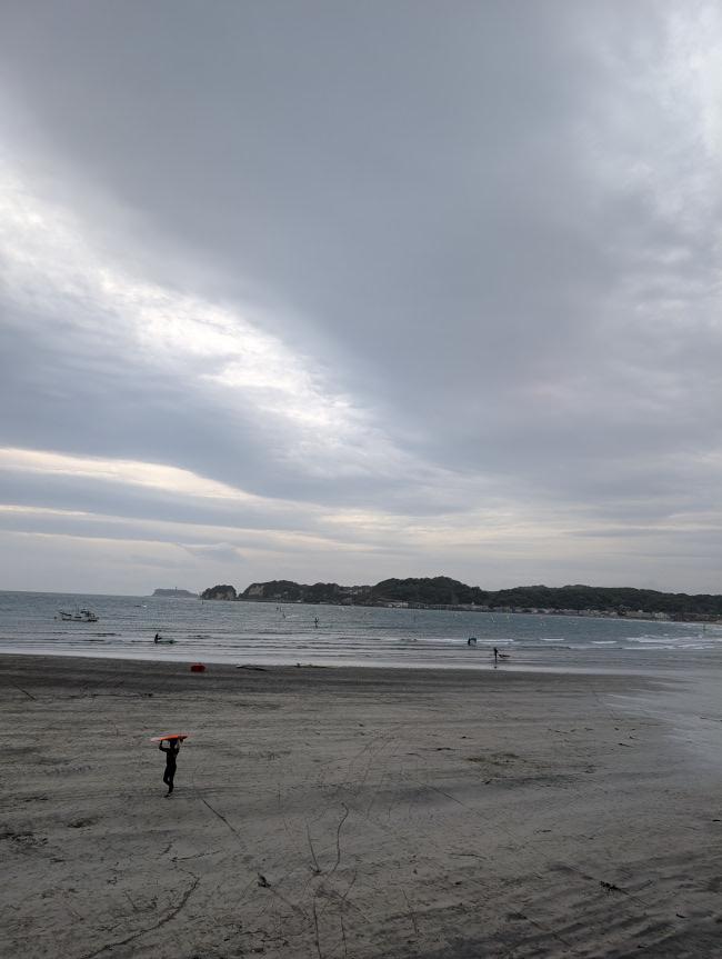 今日は安定したオンショアーの風でウインドサーフィンを楽しみました。 Today, I enjoyed windsurfing with a steady onshore wind.