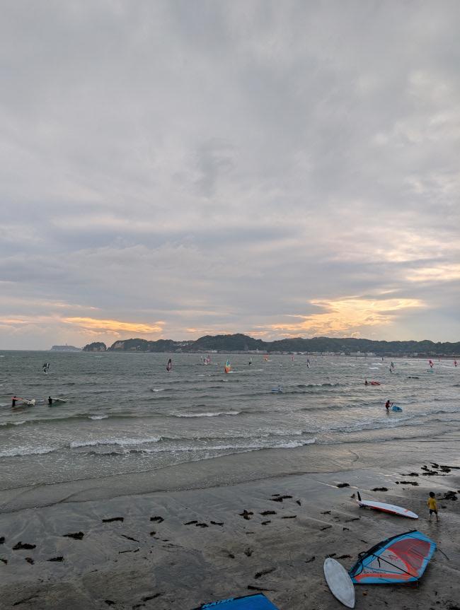 オンショアの風で5.6セイルでウインドサーフィンを堪能 Enjoy windsurfing on a 5.6 sail with an onshore wind.