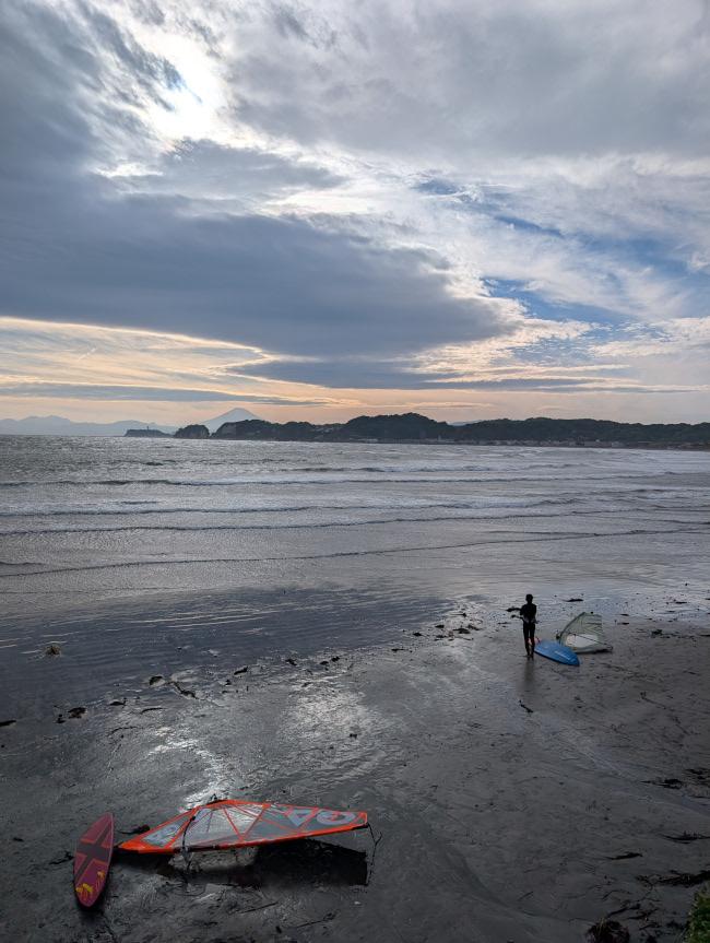 今日は強烈なオンショアの風でした！ We had a really strong onshore wind today!