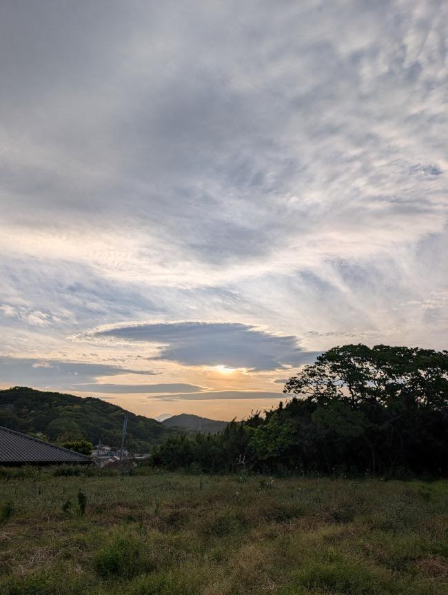 昨日、海からの帰りに綺麗な夕日を見ました Yesterday, on my way back from the beach, I saw a beautiful sunset.
