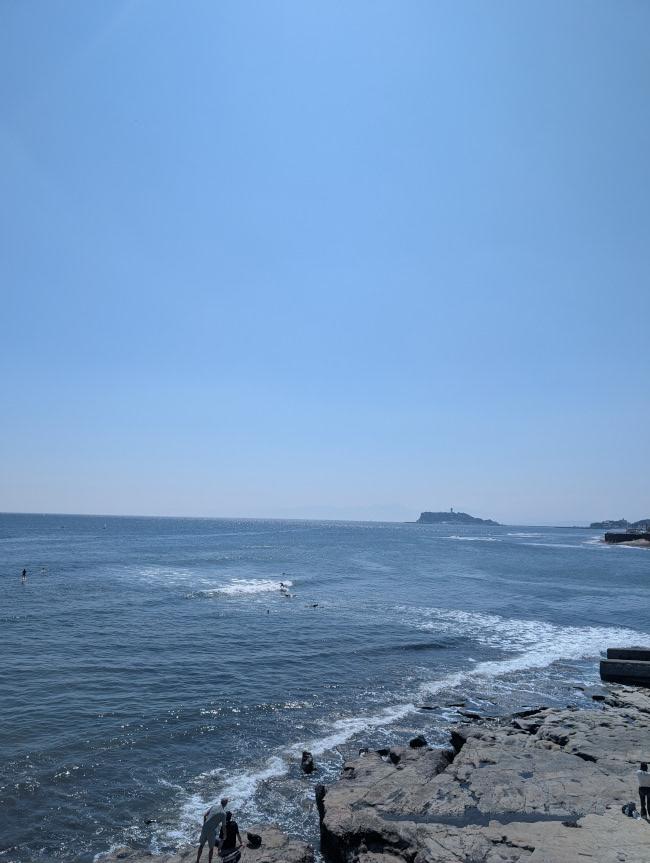 今日は風も波もなく、温泉日和です。 Today is a perfect day for a hot spring bath, with no wind or waves.